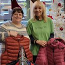 Durch die Unterstützung konnten wir an unserem Selbstbewusstsein arbeiten.  In den Verkaufsbereichen wie:  Kundenberatung, Tätigkeiten an der Kasse oder Umgang mit den Spenden hat uns beiden viel Spaß gemacht. 